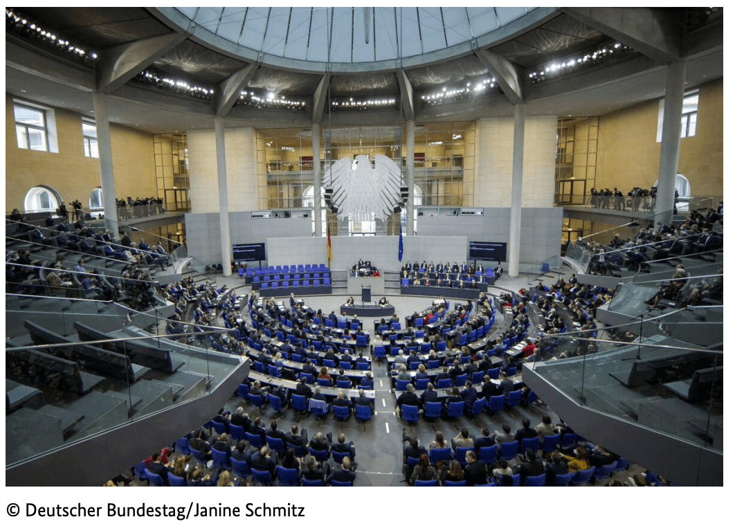 Welches Symbol ist im Plenarsaal des Deutschen Bundestages zu sehen?