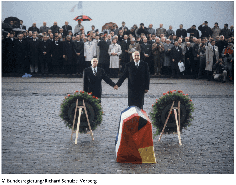 Der damalige französische Staatspräsident François Mitterrand und der damalige deutsche Bundeskanzler Helmut Kohl gedenken in Verdun gemeinsam der Toten beider Weltkriege. Welches Ziel der Europäischen Union wird bei diesem Treffen deutlich?